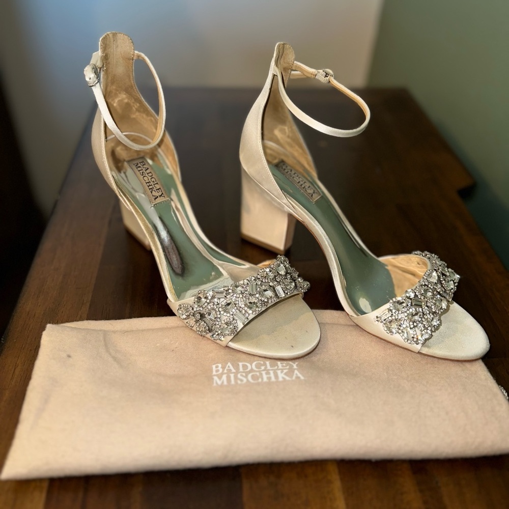 Badgley Mischka Silver and Cream Heels - Picture 2 of 10